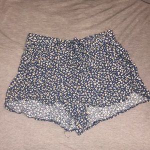 Flowy, elastic waste, floral shorts w pockets